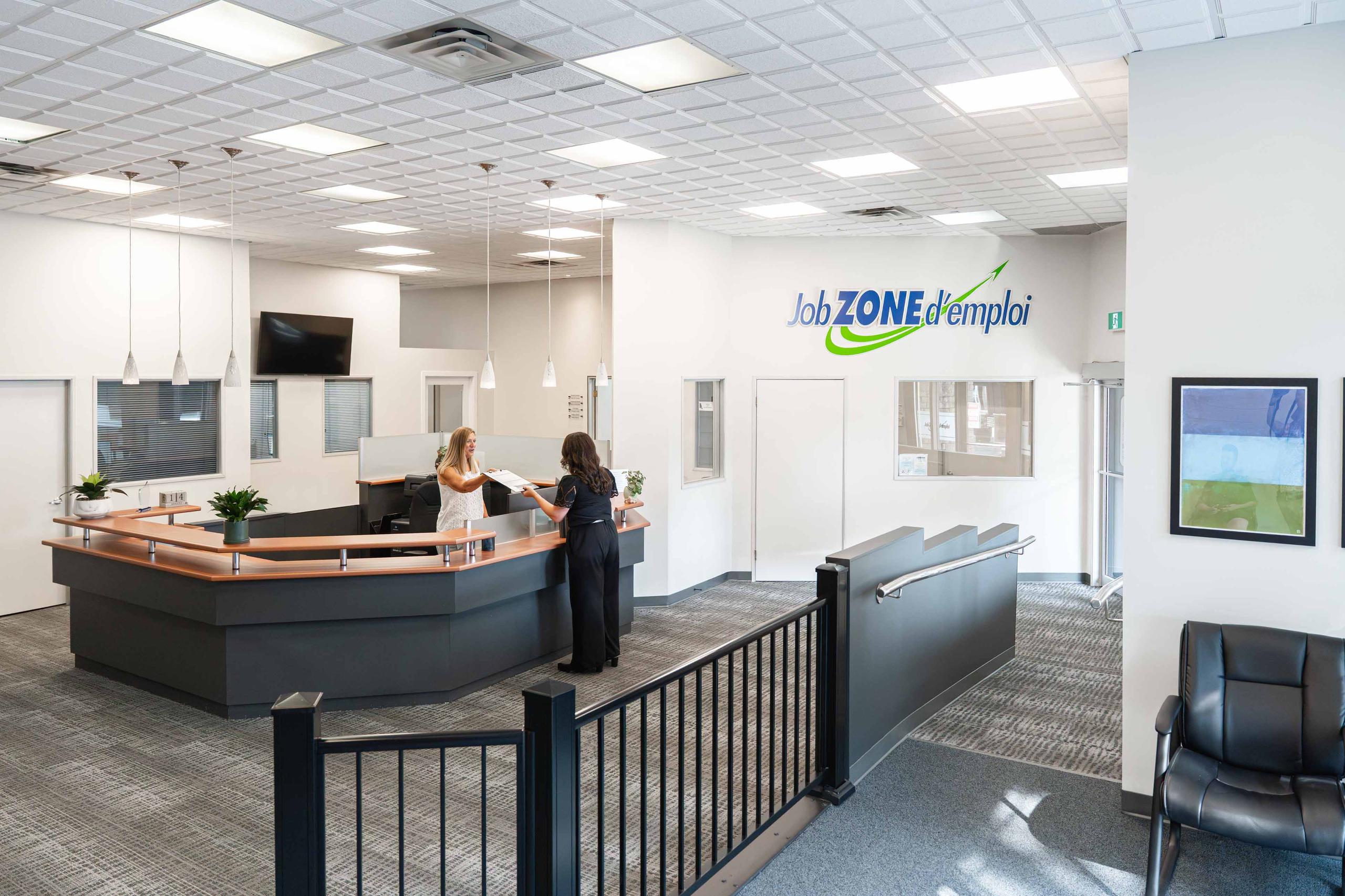 Job Zone d'emploi staff welcoming a visitor at their front desk