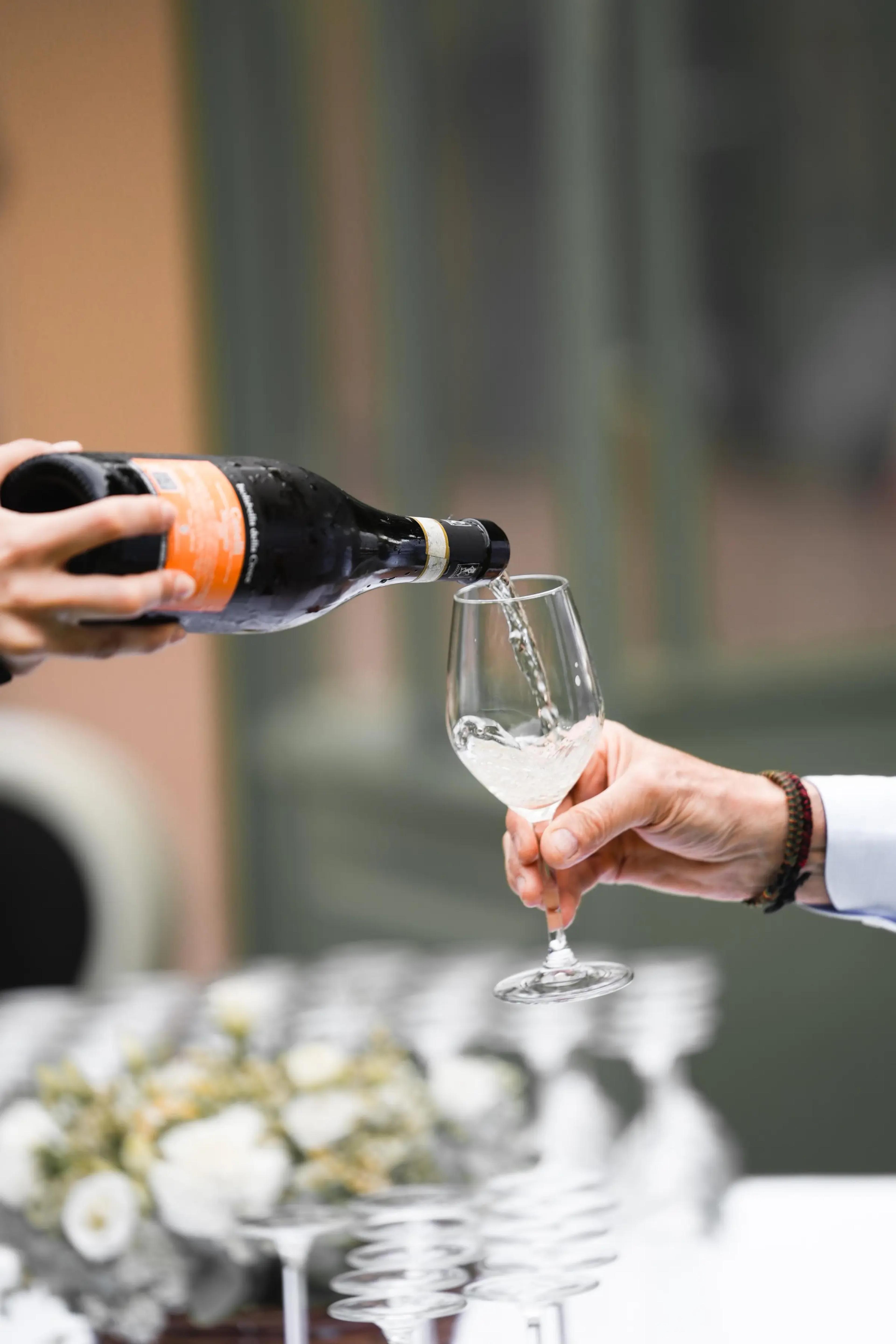 Vino bianco versato in un calice