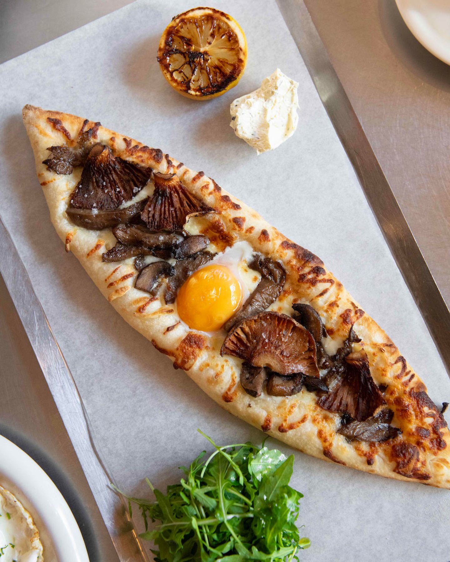 Pide Izmir, con setas rovellon y camaróc queso Izmir tulum, queso feta y huevo