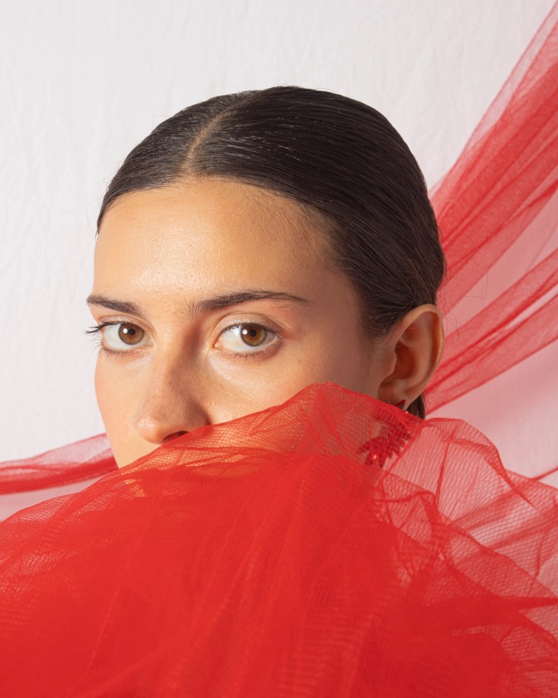 portada editorial de moda rojo amor tul