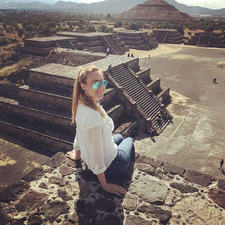 woman-sitting-at-landmark
