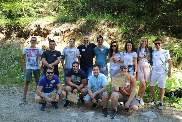 group-photo-people-nature