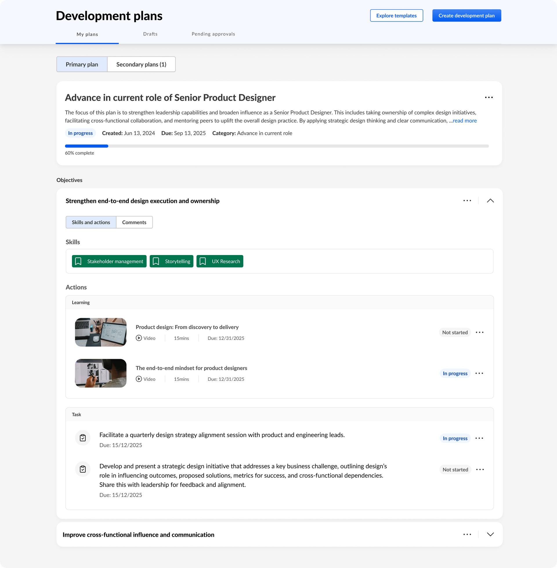 Una pantalla de plan de desarrollo que muestra un plan titulado «Avanzar en el puesto actual de diseñador de producto sénior», con una lista de las habilidades y los elementos de acción correspondientes.