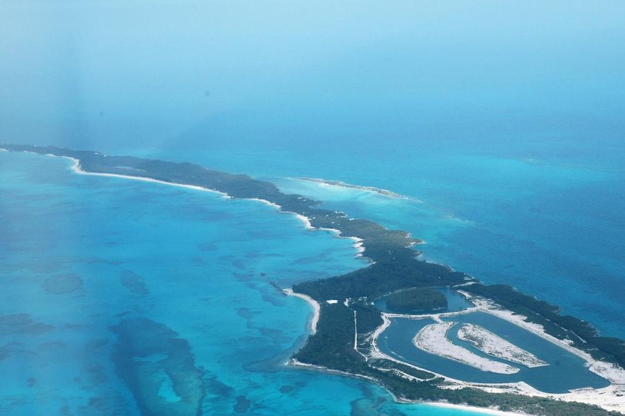 Rose Island omgitt av turkist hav