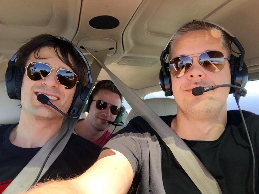 Gruppe-selfie ombord i flyet, på vei fra Kjeller til Trollhättan