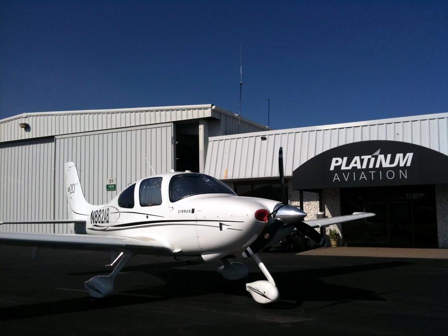 En hvit Cirrus SR20 (småfly)