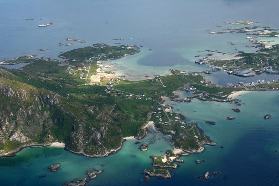 Hvite strender, turkist hav og holmer og skjær