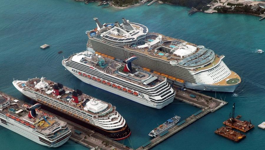 Flere curiseskip liggende til kai, sett fra lufta