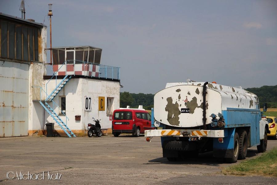 Rusten tankbil og slitne bygg. Flyplassen i Mnichovo Hradiště har sett sine beste dager