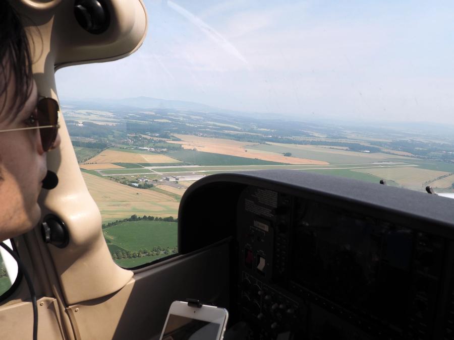 Left downwind på letiště Mnichovo Hradiště (LKMH)