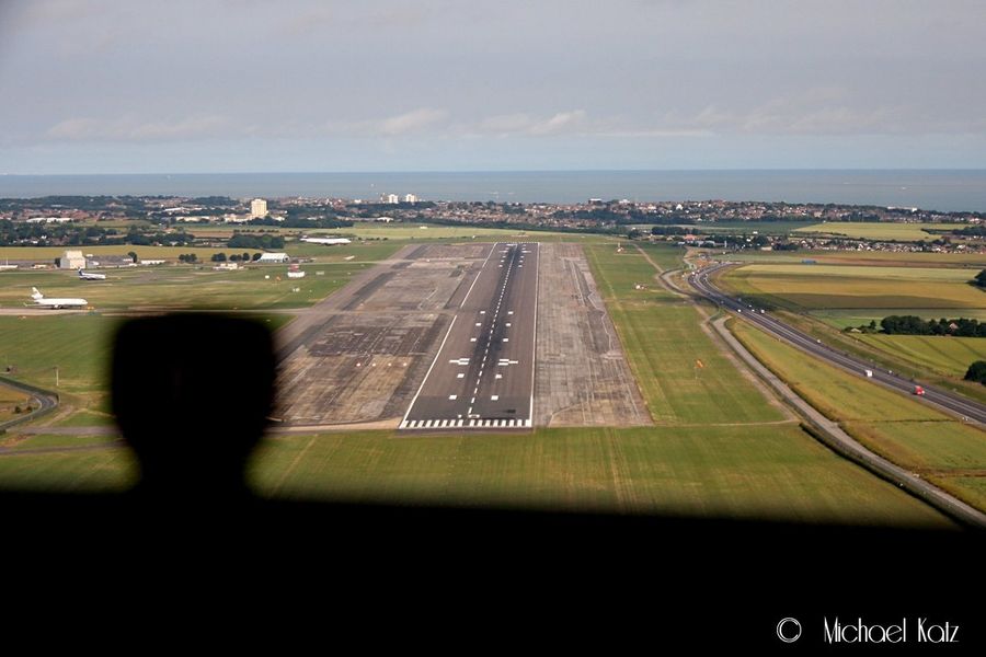 Rett før landing. Rullebanen rett foran nesen til flyet.