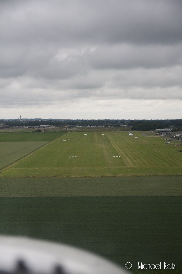 Utsikt fremover mot gressbanen rett før landing