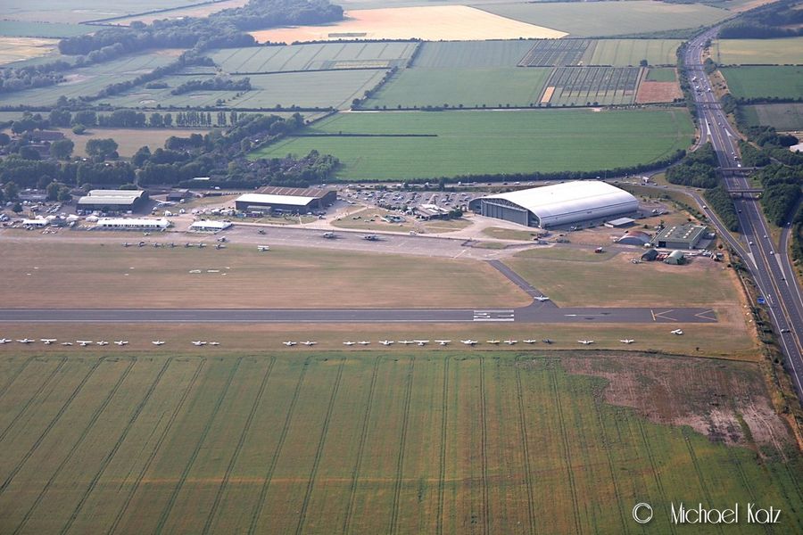 God utsikt over Duxford airfield igjennom sidevinduet