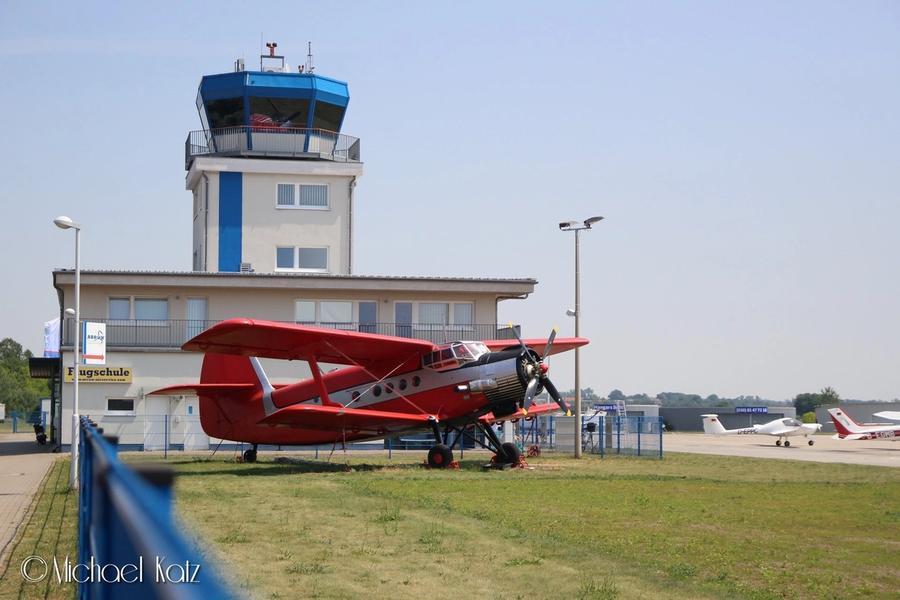 Antonov AN-2 (flytype) utenfor terminalen på Flugplatz Strausberg
