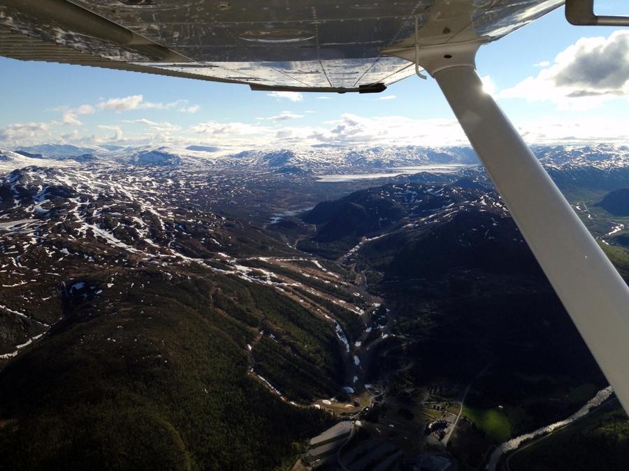 Dårlig skiføre i Hemsedal i juni. Små snøflekker i fjellene.
