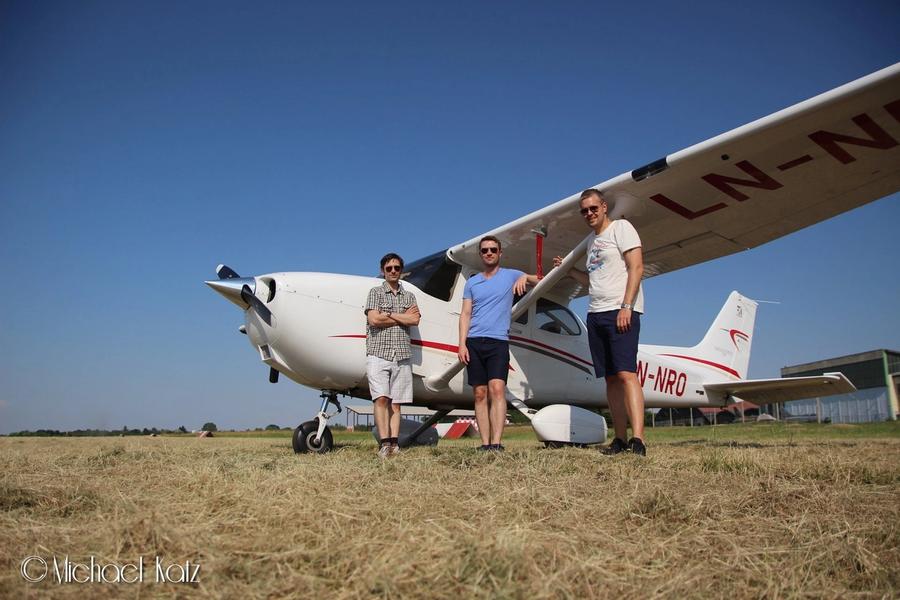 LN-NRO og crew etter landing i Praha