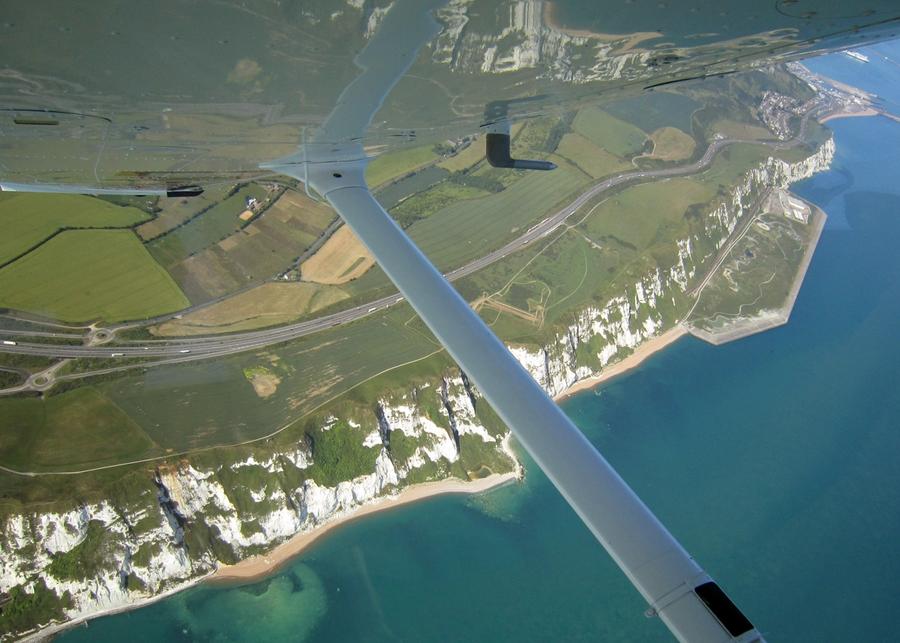 Kikker rett ned på kystlinjen bestående av hvite klipper ved Dover