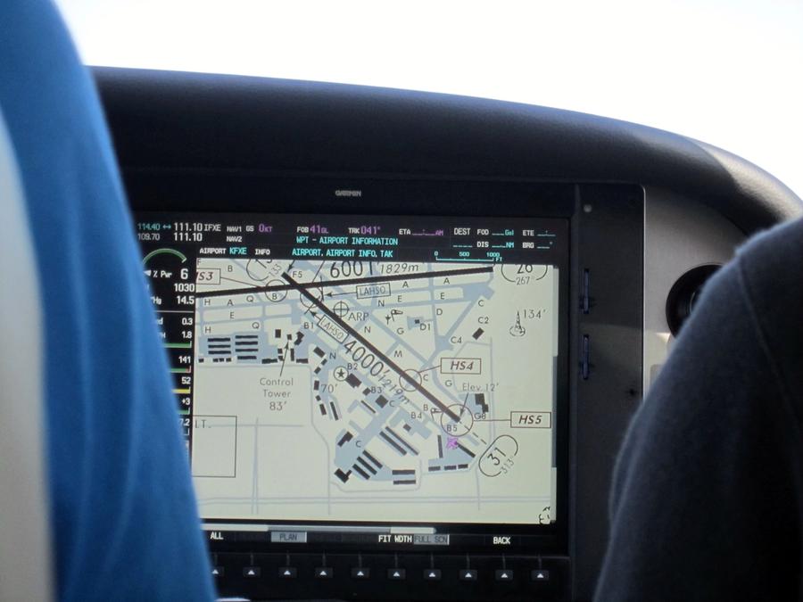 Flyplasskart vises på den ene skjermen i cockpit