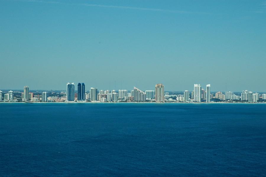 Blått hav og kystlinje