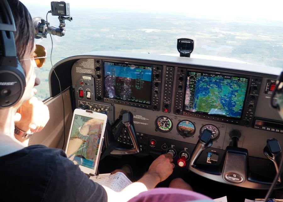 Cockpit og utsikt ut vinduene fremover