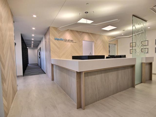 Le hall d'entrée de la clinique de Maxillo Québec de Lévis montrant plus précisément l'espace d'accueil.