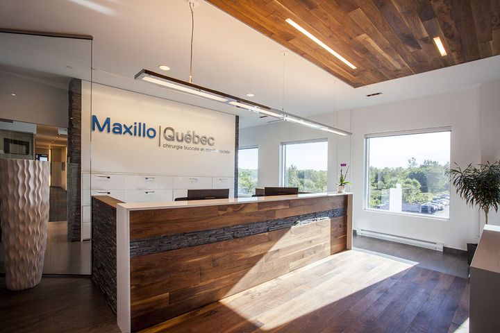 L'espace d'accueil de la clinique de Maxillo Québec à Lebourgneuf où vous serez reçu.
