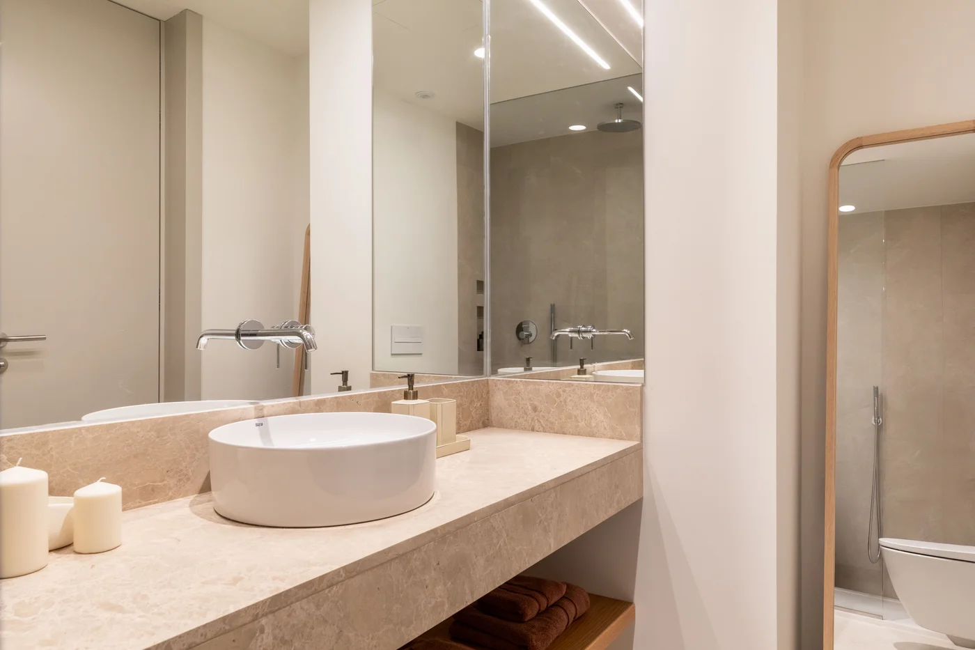 Baño principal con encimera de mármol travertino