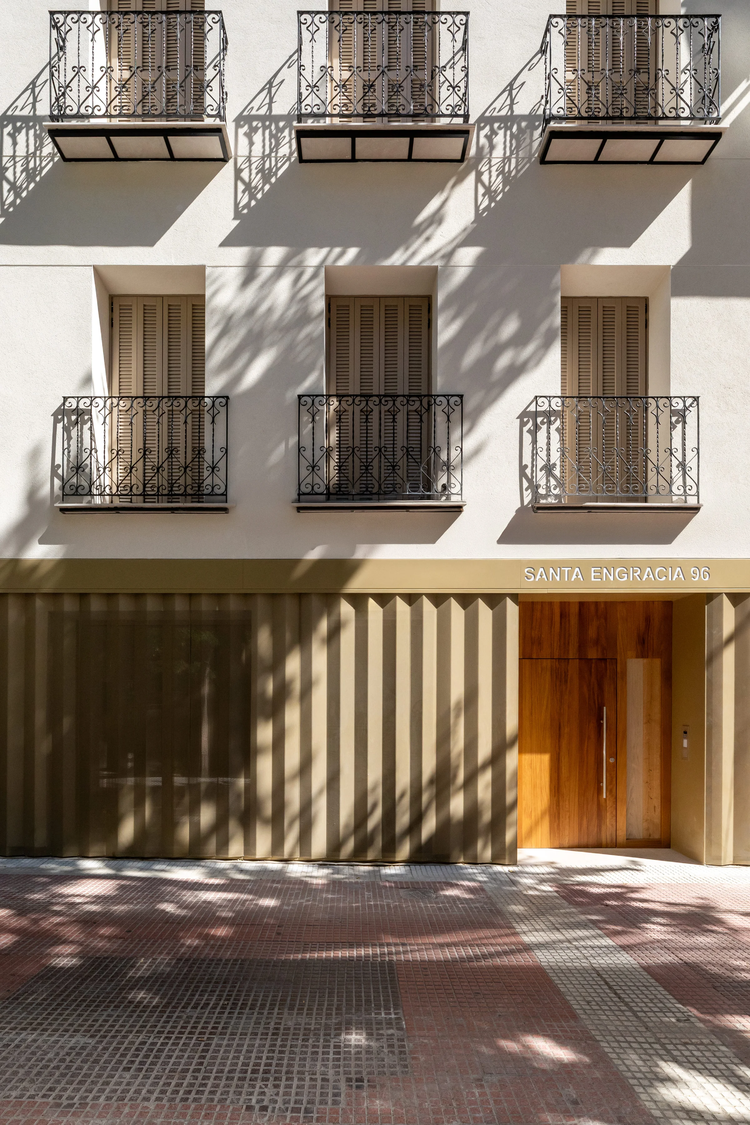 Portal de Santa Engracia 96 con la sombra del árbol
