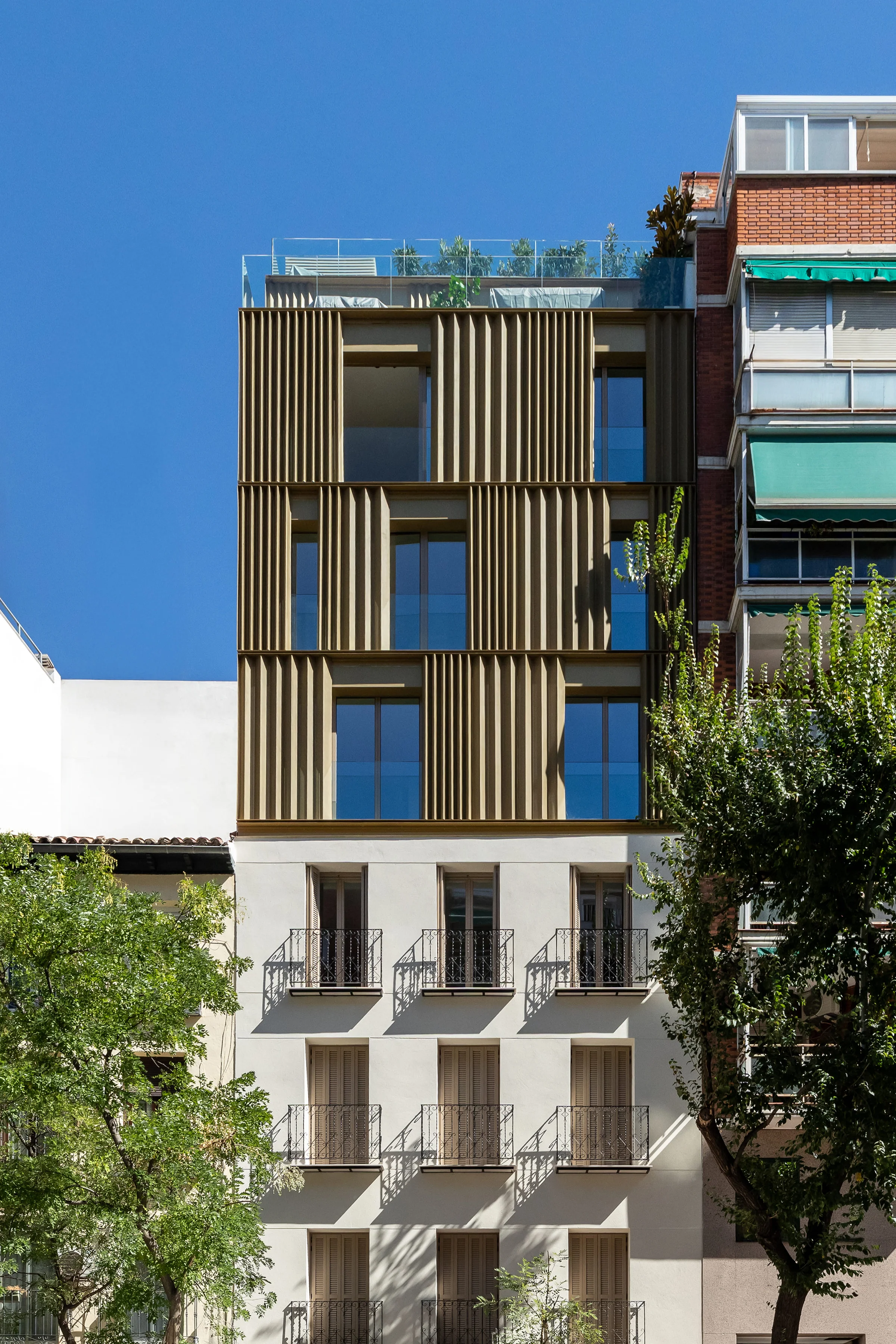 Fachada completa de Santa Engracia 96