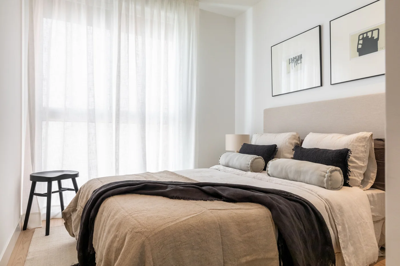 Dormitorio principal con cortinas de lino