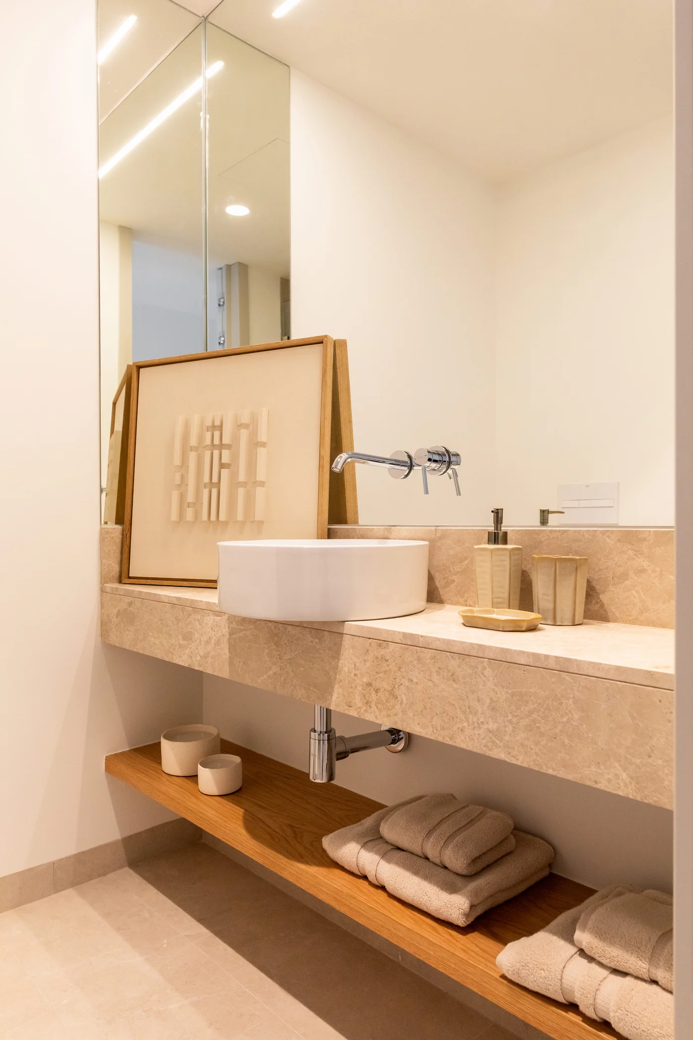 Baño secundario con balda de roble