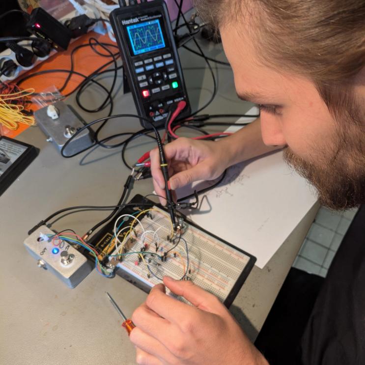 Photo de Mathis travaillant sur le "bread board" pour prototyper de futurs effets