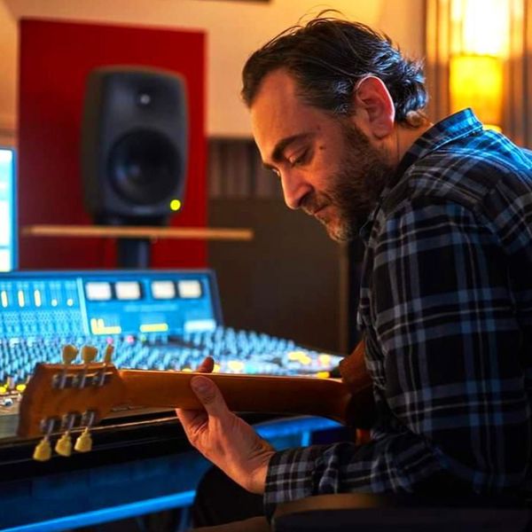 Photo du technicien studio Mickael Kassapian jouant et enregistrant une piste guitare dans le studio Warmaudio