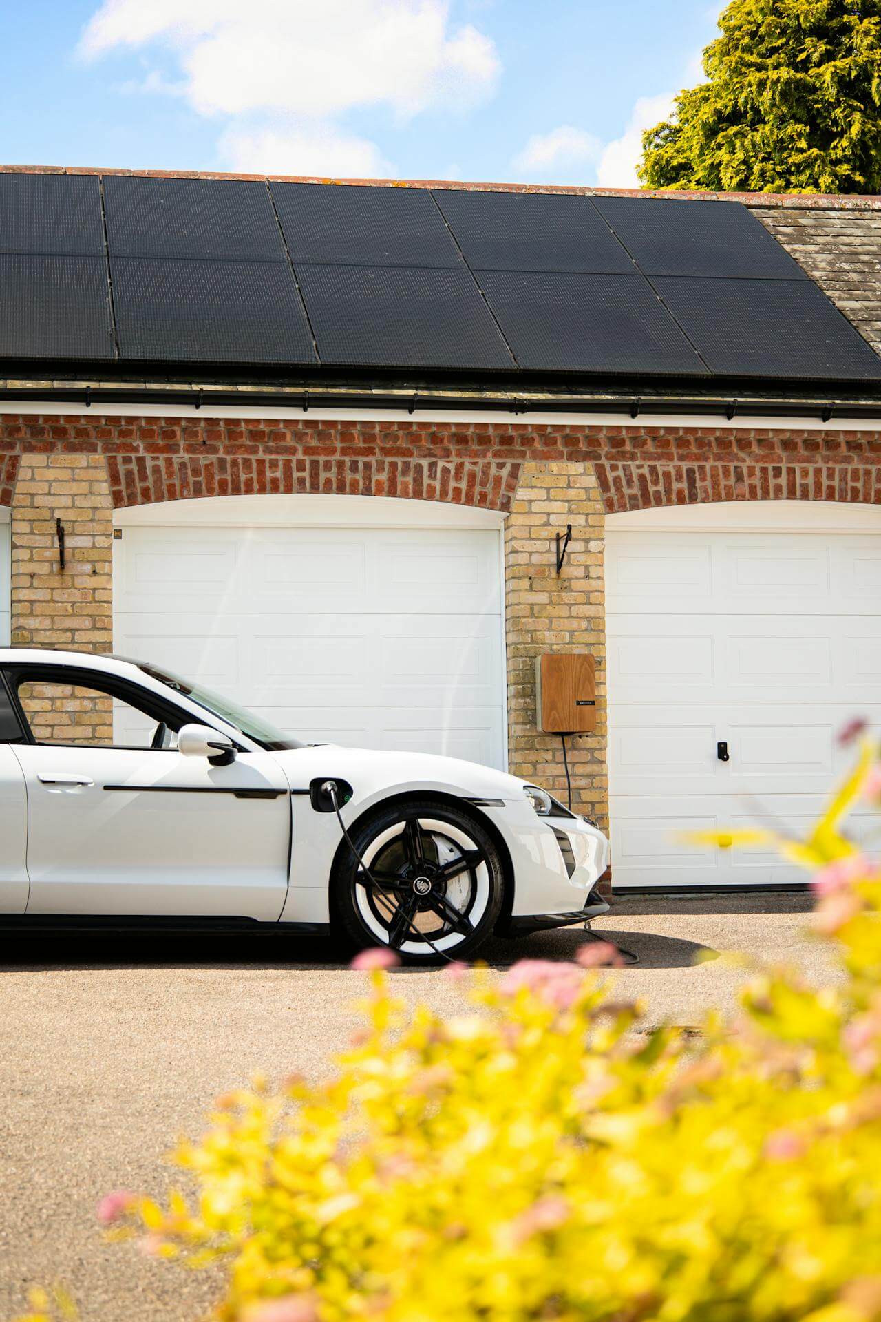 Borne de recharge murale 7,4 kW installée dans le garage d’une maison individuelle en France