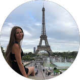 Ein rundes Profilbild zeigt eine Frau vor dem Eiffelturm.