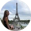 Ein rundes Profilbild zeigt eine Frau vor dem Eiffelturm.