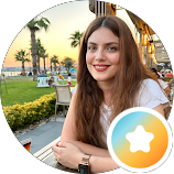 Ein rundes Profilbild zeigt eine lächelnde Frau mit Palmen im Hintergrund.