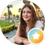Ein rundes Profilbild zeigt eine lächelnde Frau mit Palmen im Hintergrund.