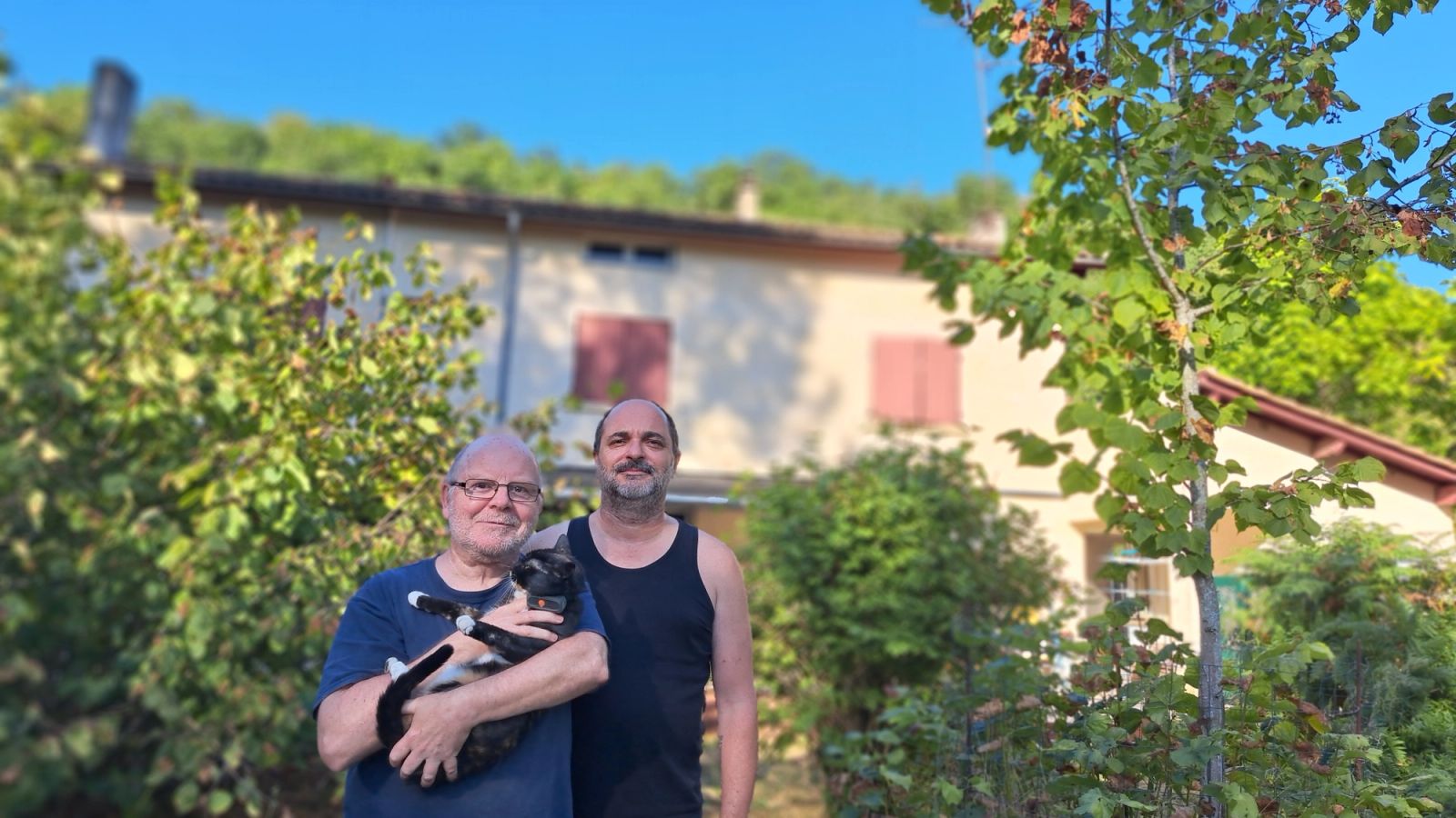 Doudous et minou devant la maison