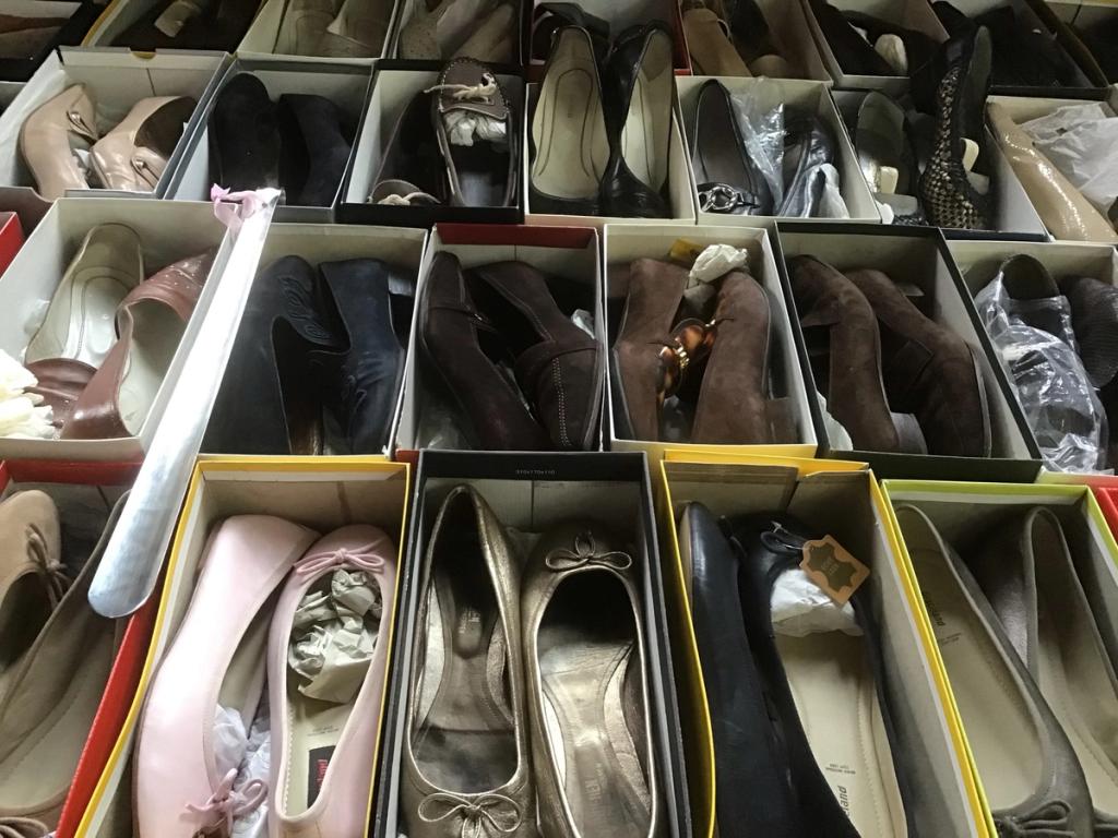 Schoenendozen met zwarte en bruine schoenen