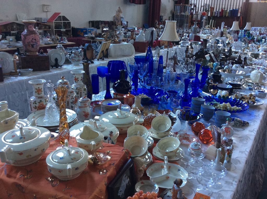 Lange tafel met blauw glaswerk, soepterrines en kristal in de kerk