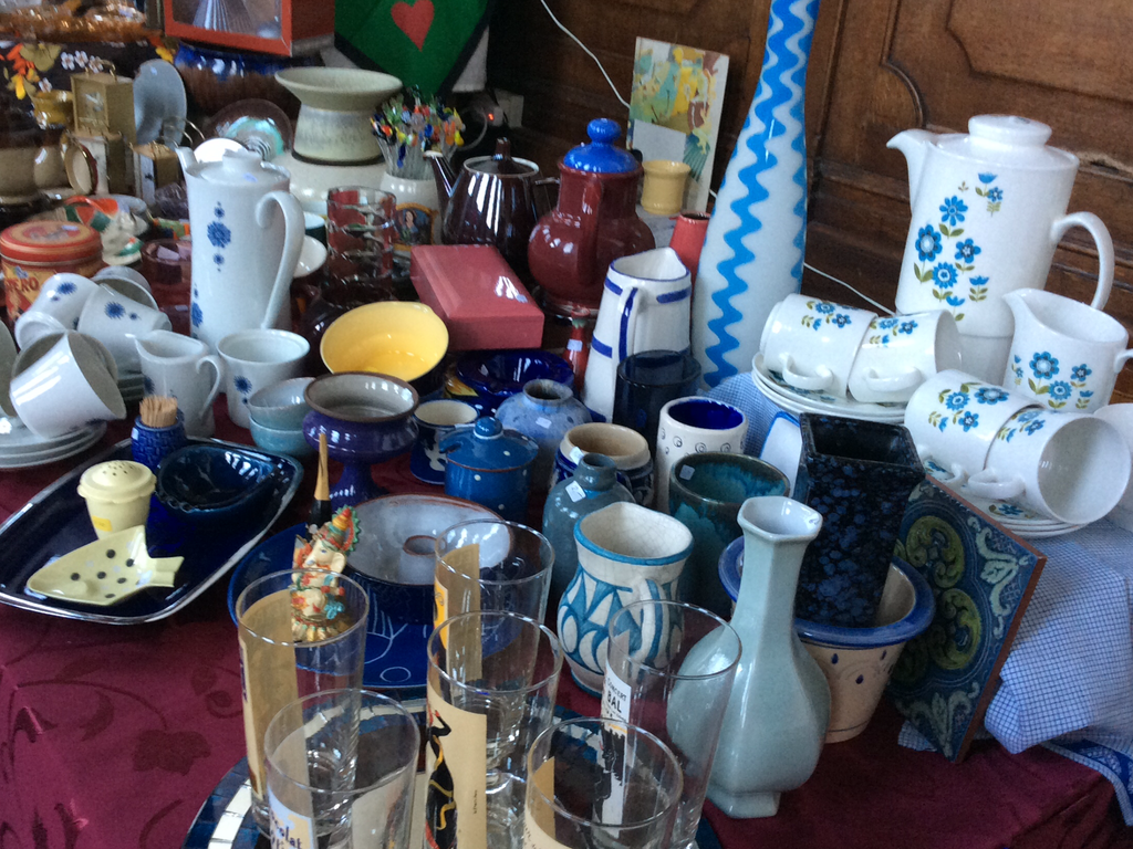 Blauw en wit aardewerk, retro koffiekannen en glazen op een rode tafel
