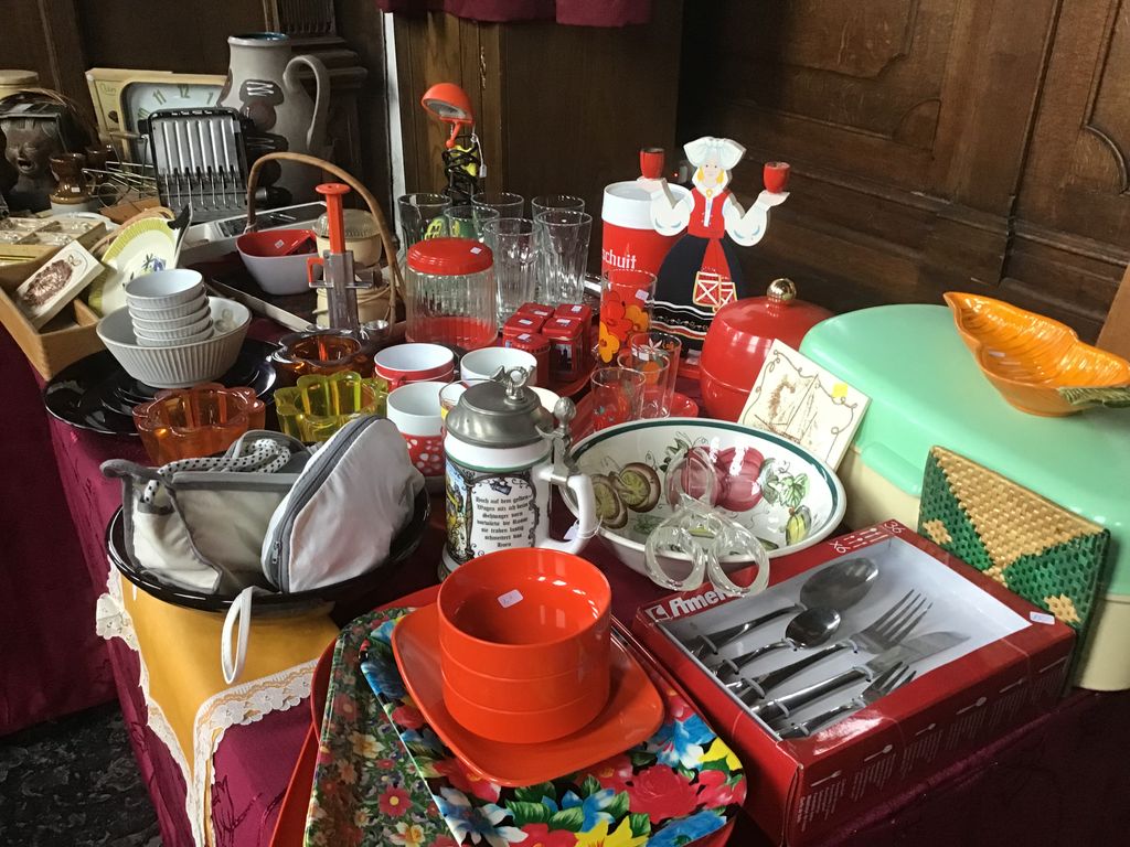 Kitchenware and retro household items, including red bowls and a cutlery box