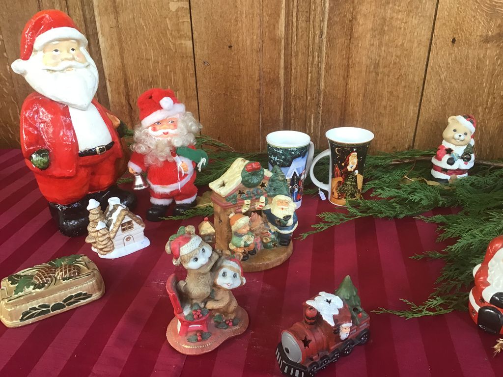 Kerstmannen, beertjes, mokken en een treintje op een rode doek