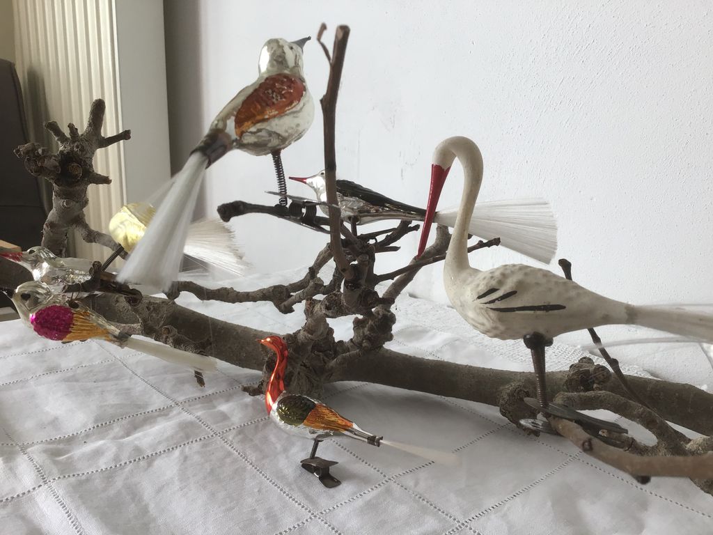 Glazen vogeltjes met veren staart en een zwaan als antieke kerstversiering