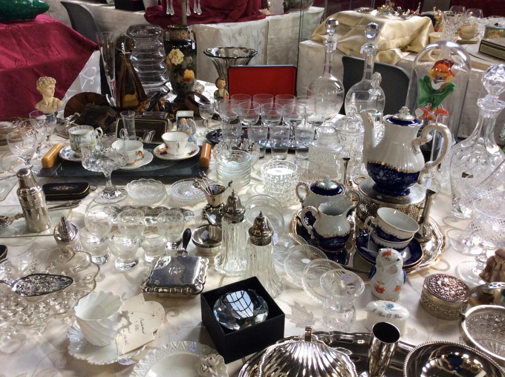 Tafel met kristallen karaffen, glazen, zilverwerk en blauw-wit servies met goud