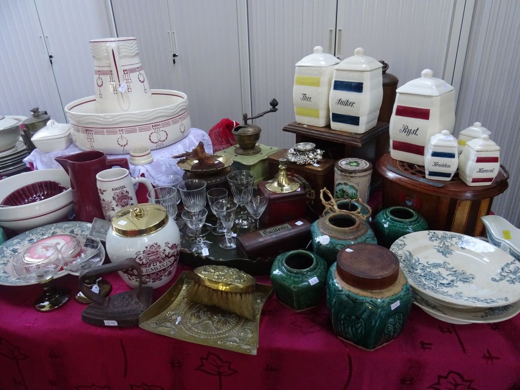 Wit en rood aardewerk, voorraadpotten met opschrift, groene gemberpotten en een koffiemolen
