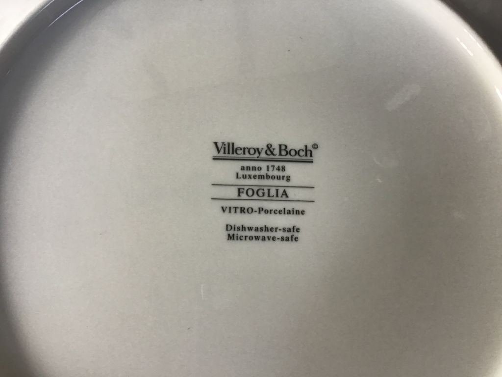 Underside of a white plate with the text Villeroy & Boch, Foglia