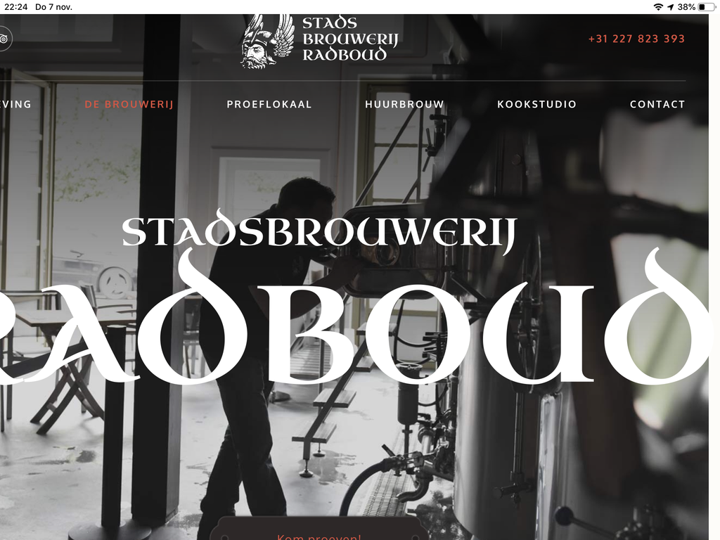 Schermafbeelding van de website van Stadsbrouwerij Radboud met een brouwer bij een ketel