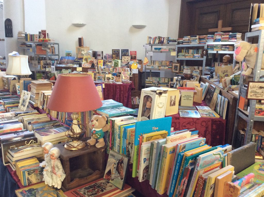 Stall with books, a table lamp, dolls and a teddy bear in the church